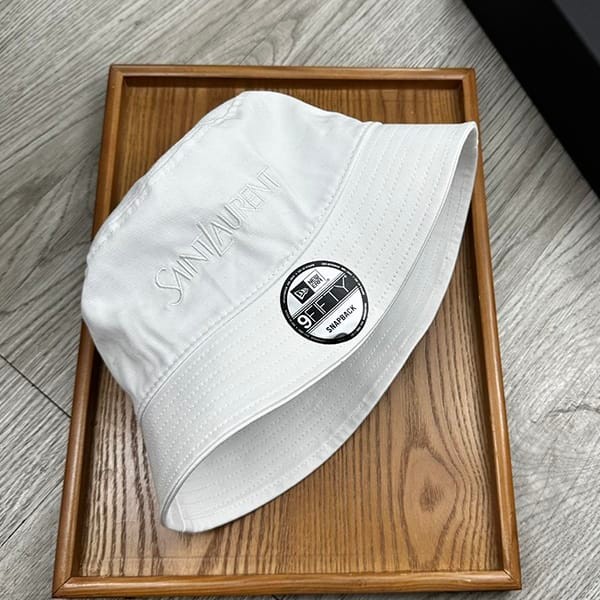 人気急上昇サンローラン×NEWERA ロゴ刺繍 バケットハット レプリカ Sap13037